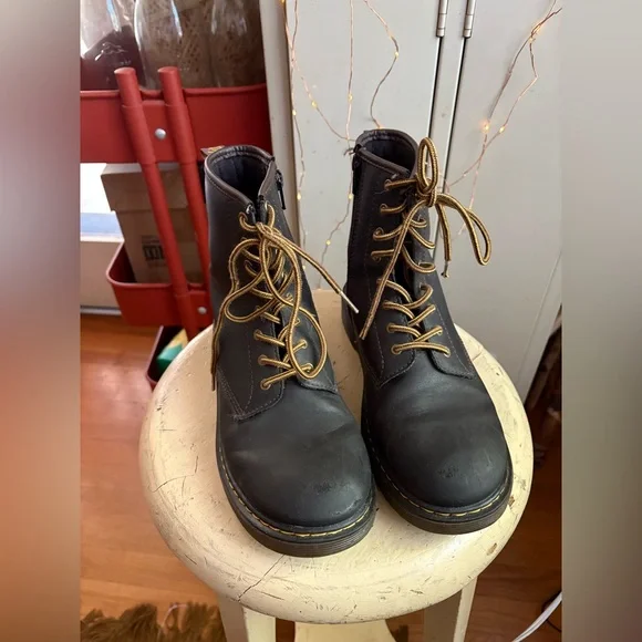 Dr. Martens 1460 8-Eye Boot - Big Kid 5M - Picture 5 of 16